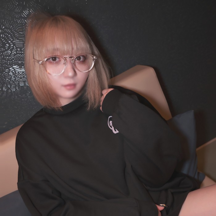 FC2-PPV-4731301 【初撮】1/8歲専門1年生声優志望。ネカフェで声を押しころしてこっそりピストン。緊張感で興奮し、締め付けのパイパンマンコに種付け。